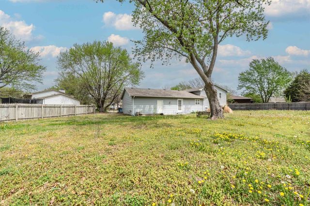 1621 Pin Oak Ct, Rose Hill, KS 67133