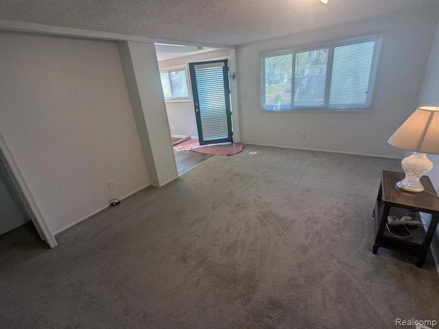 3180 Mapledale Street, Commerce Twp, MI 48382