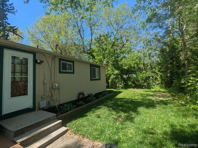 3180 Mapledale Street, Commerce Twp, MI 48382