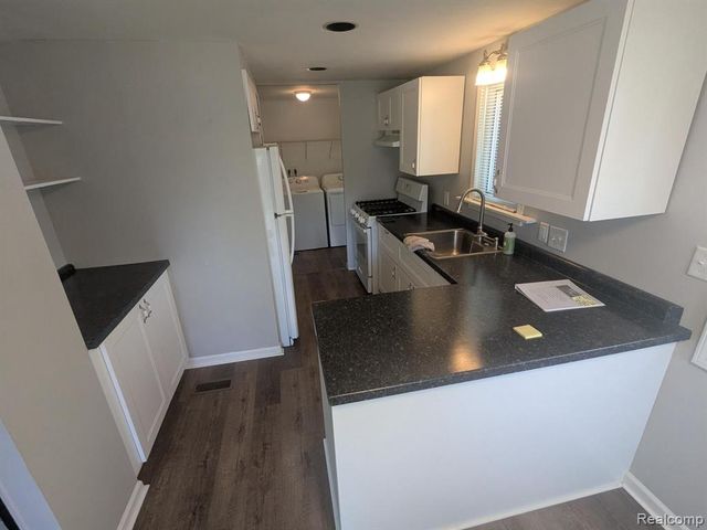 3180 Mapledale Street, Commerce Twp, MI 48382