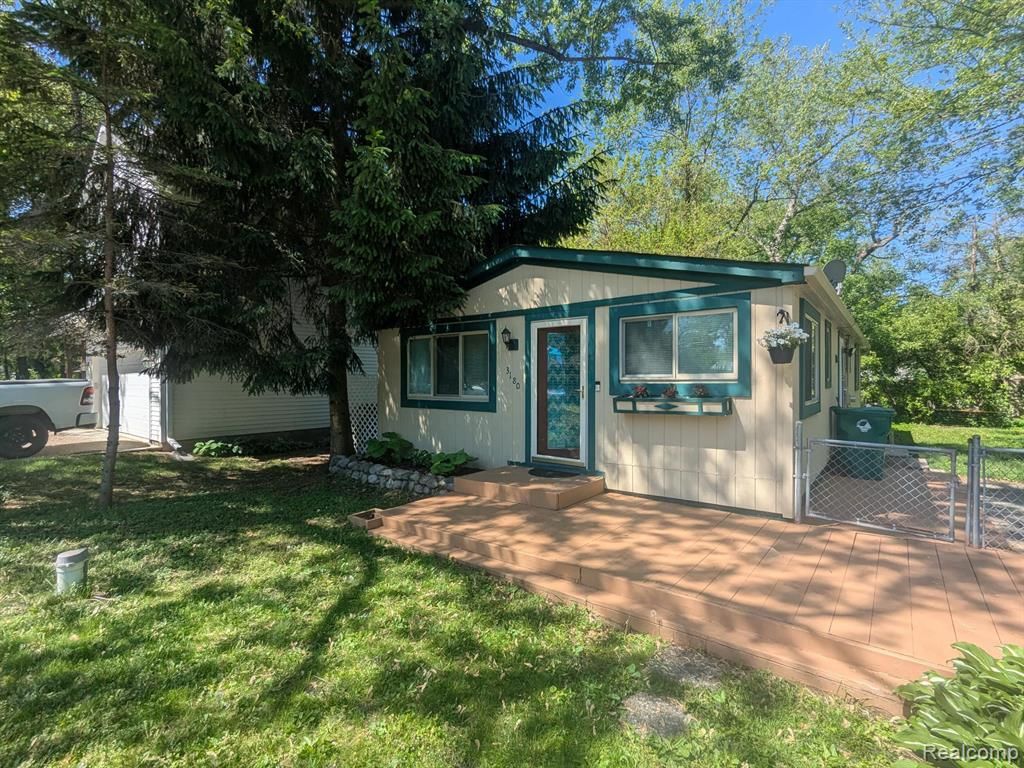 3180 Mapledale Street, Commerce Twp, MI 48382