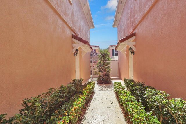 28 Live Oak Circle, Tequesta, FL 33469