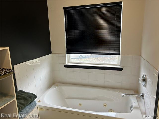 19130 W 11 Mile Road 6, Lathrup Village, MI 48076