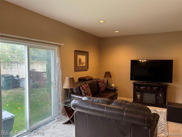 19130 W 11 Mile Road 6, Lathrup Village, MI 48076