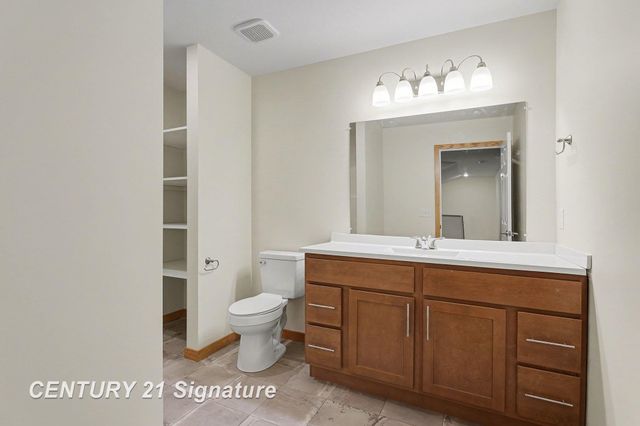 8440 S Valley Spring Lane, Freeland, MI 48623
