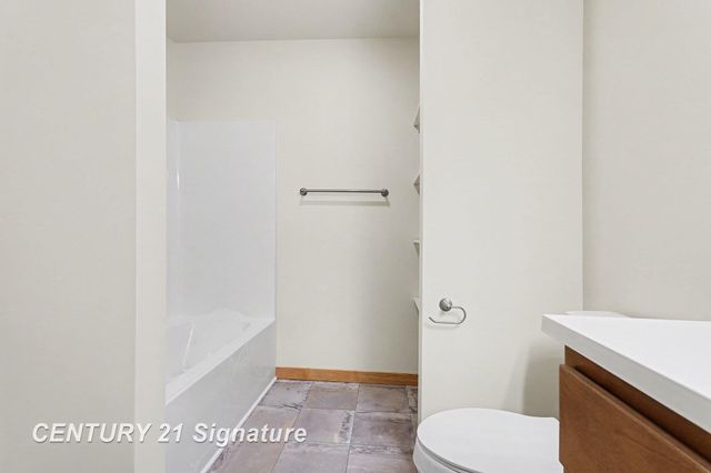 8440 S Valley Spring Lane, Freeland, MI 48623