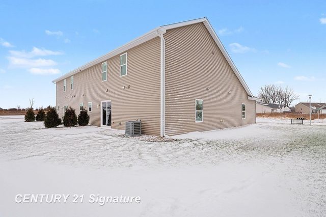 8440 S Valley Spring Lane, Freeland, MI 48623