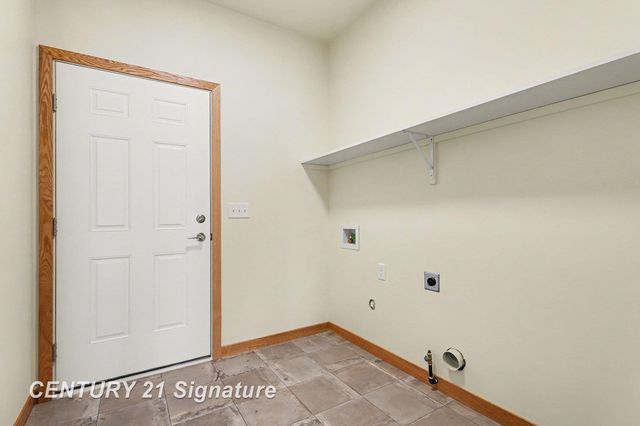 8440 S Valley Spring Lane, Freeland, MI 48623