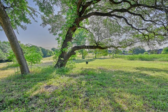 2917 Twisted Oak Drive, Brenham, TX 77833
