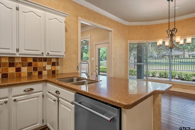 1431 Hollytree Pl, Tyler, TX 75703
