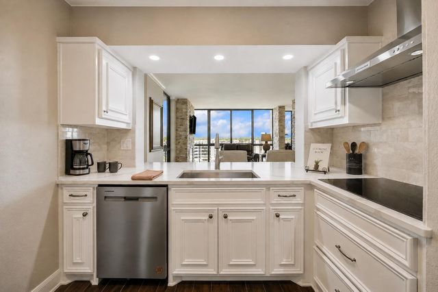 5001 Woodway 1005, Houston, TX 77056