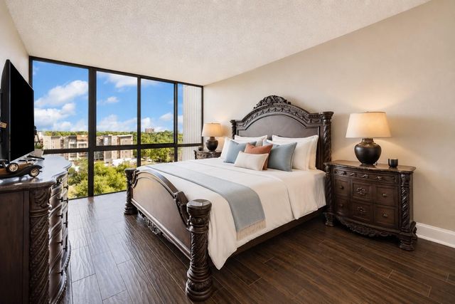 5001 Woodway 1005, Houston, TX 77056