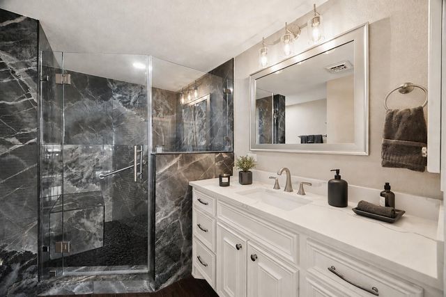 5001 Woodway 1005, Houston, TX 77056