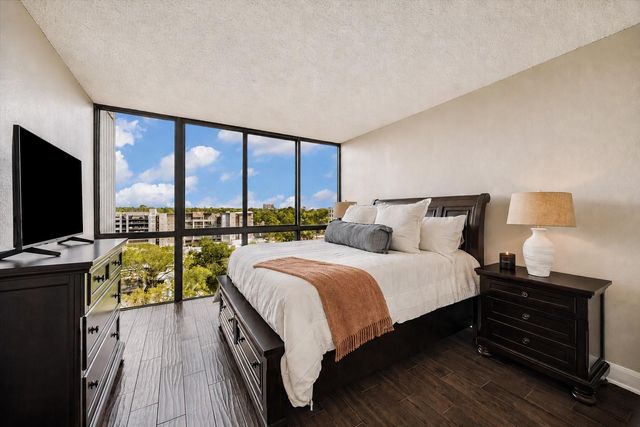 5001 Woodway 1005, Houston, TX 77056
