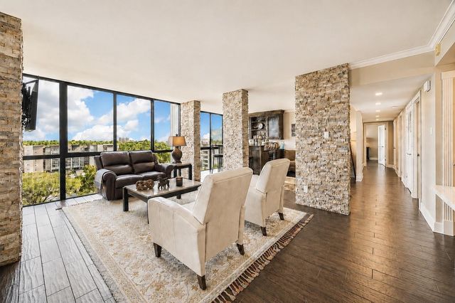 5001 Woodway 1005, Houston, TX 77056