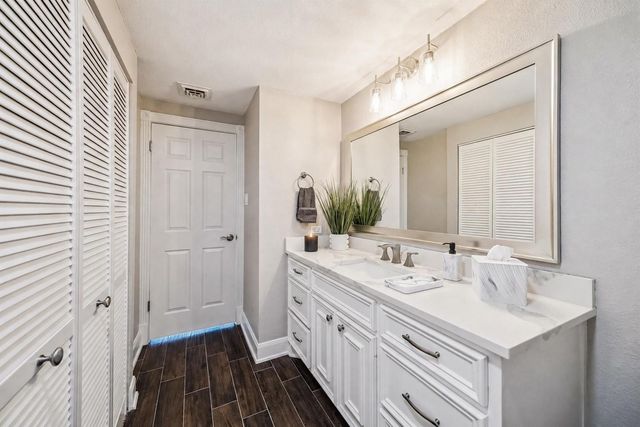 5001 Woodway 1005, Houston, TX 77056