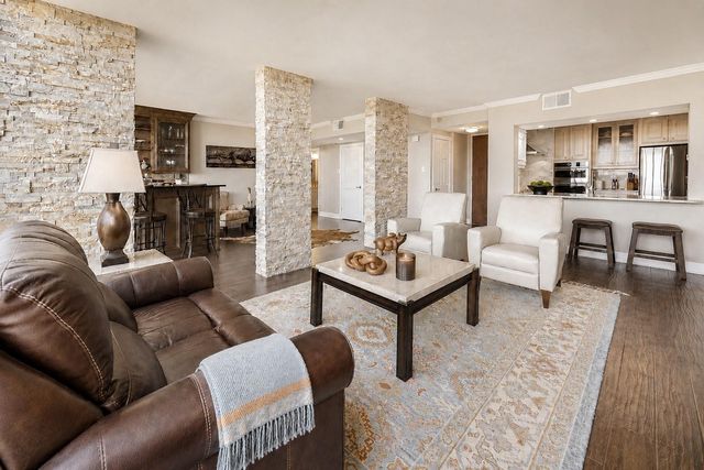 5001 Woodway 1005, Houston, TX 77056