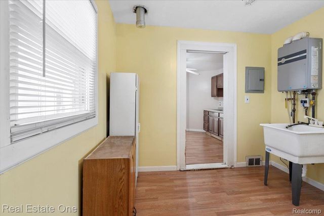 11078 Pine Street, Taylor, MI 48180