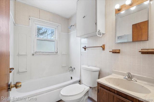 11078 Pine Street, Taylor, MI 48180