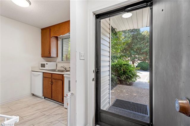 204 Driftwood Lane, Winston-salem, NC 27104