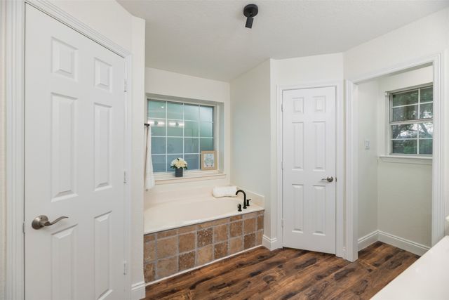 215 Barbara Way, Red Oak, TX 75154