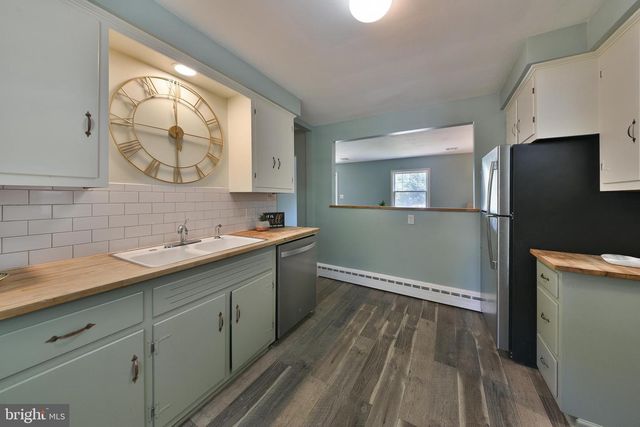 24 RAILROAD AVE, Ewing, NJ 08628