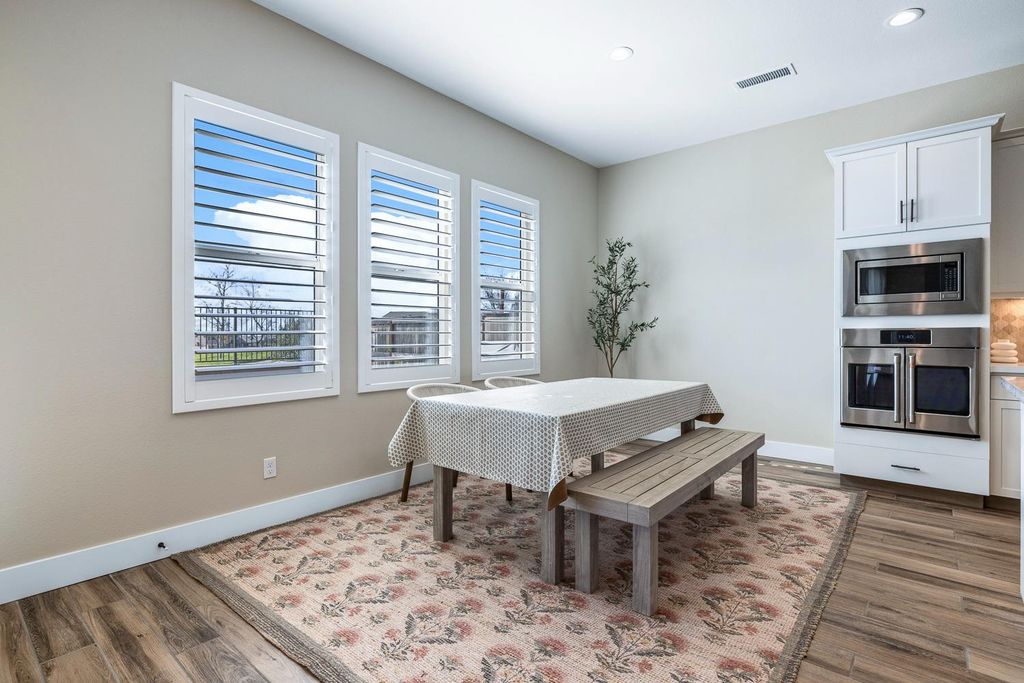 Image 12 of property listing at 944 Horizon Drive, Madera, CA 93636