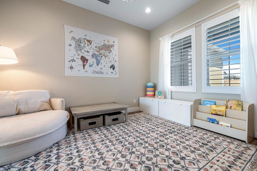 Image 16 of property listing at 944 Horizon Drive, Madera, CA 93636