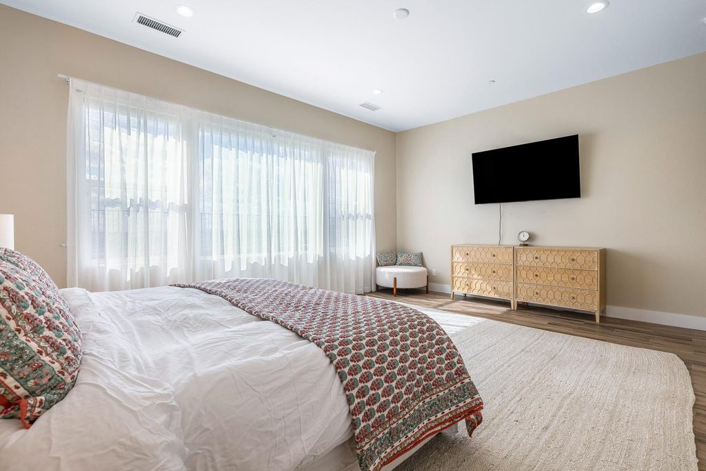 Image 18 of property listing at 944 Horizon Drive, Madera, CA 93636