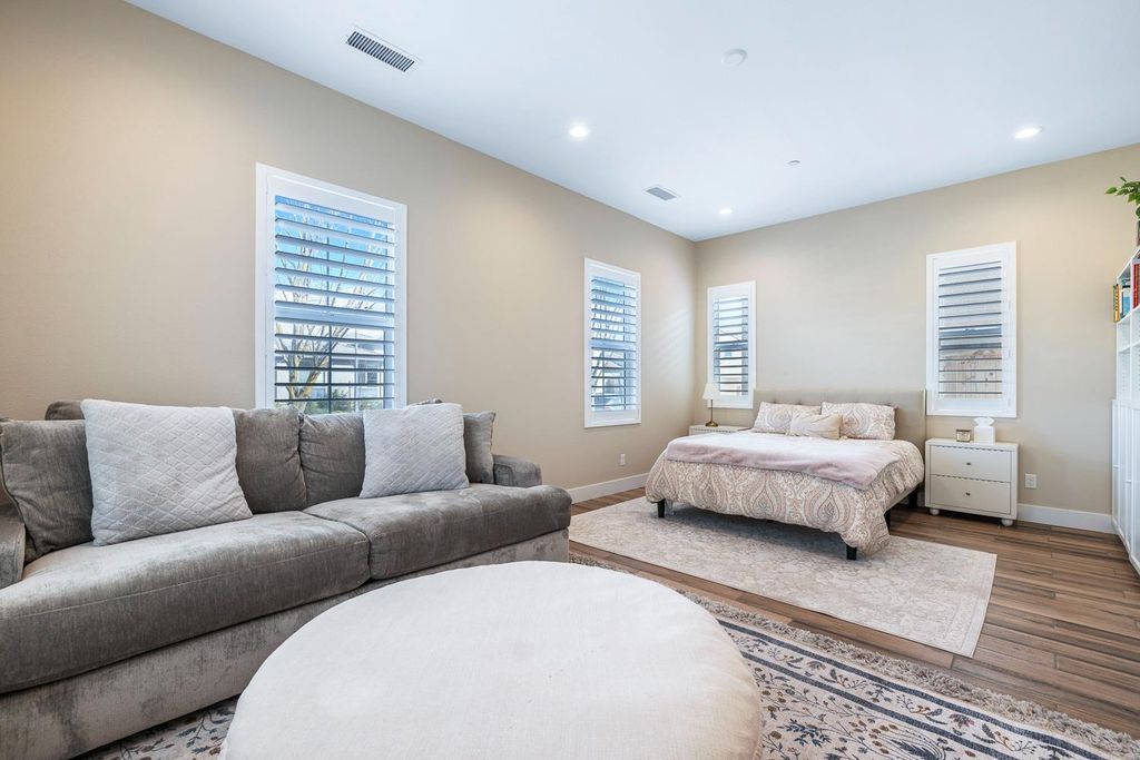 Image 23 of property listing at 944 Horizon Drive, Madera, CA 93636