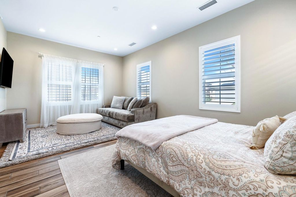 Image 24 of property listing at 944 Horizon Drive, Madera, CA 93636