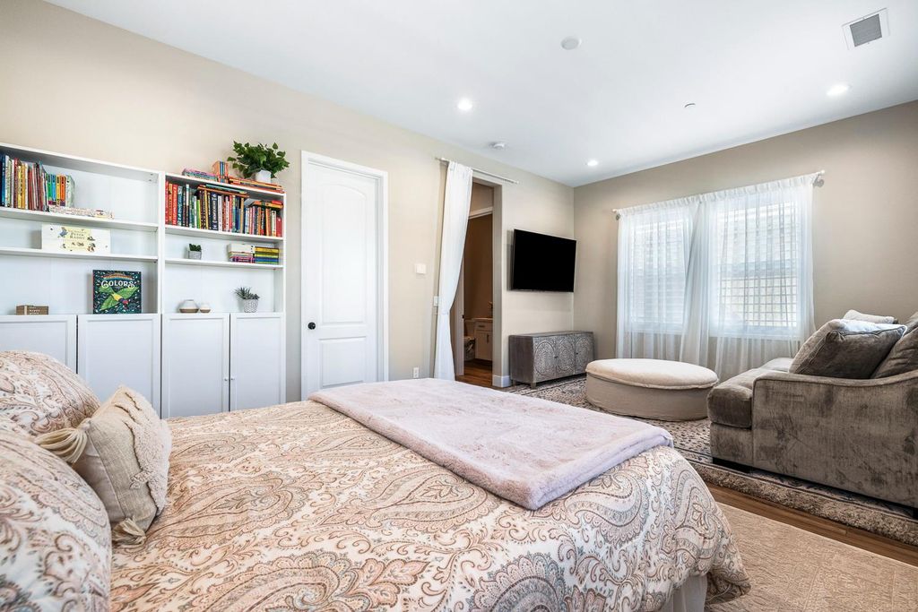 Image 25 of property listing at 944 Horizon Drive, Madera, CA 93636