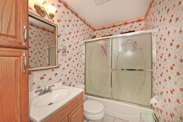 325 Cayuga Avenue, East Meadow, NY 11554