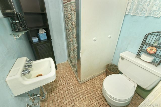 325 Cayuga Avenue, East Meadow, NY 11554