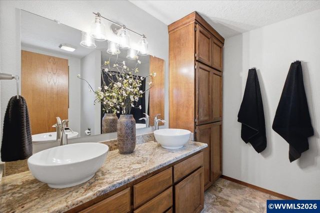 1515 Rock Ledge Dr NE, Keizer, OR 97303