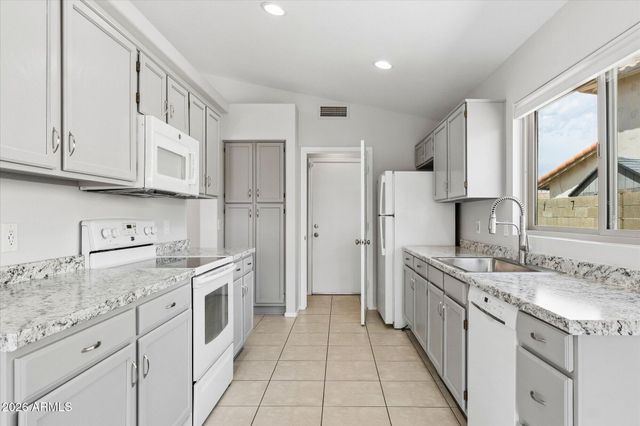 2560 N LINDSAY Road 55, Mesa, AZ 85213