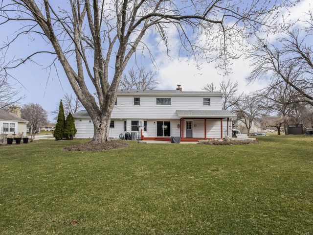 416 S Comanche LANE, Waukesha, WI 53188