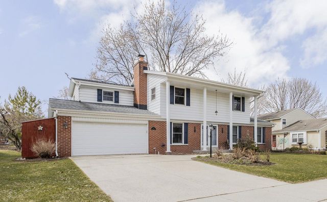416 S Comanche LANE, Waukesha, WI 53188