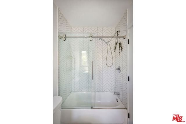 1375 Sutherland Street, Los Angeles, CA 90026