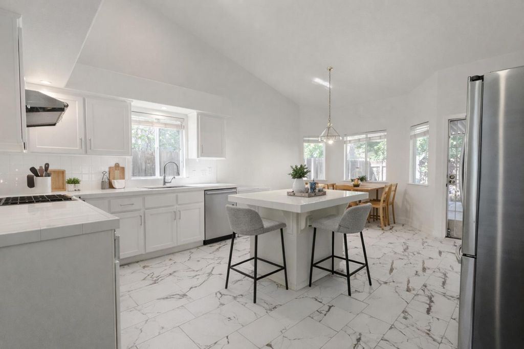 Image 12 of property listing at 10263 N Recreation Avenue, Fresno, CA 93730