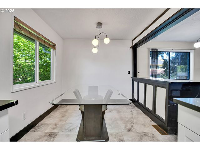 16 Ne 148TH Ave, Portland, OR 97230