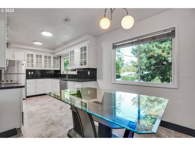 16 Ne 148TH Ave, Portland, OR 97230