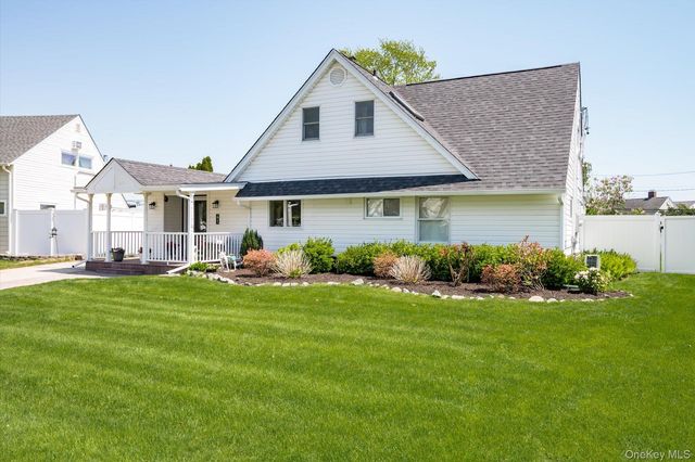 41 Disc Lane, Wantagh, NY 11793