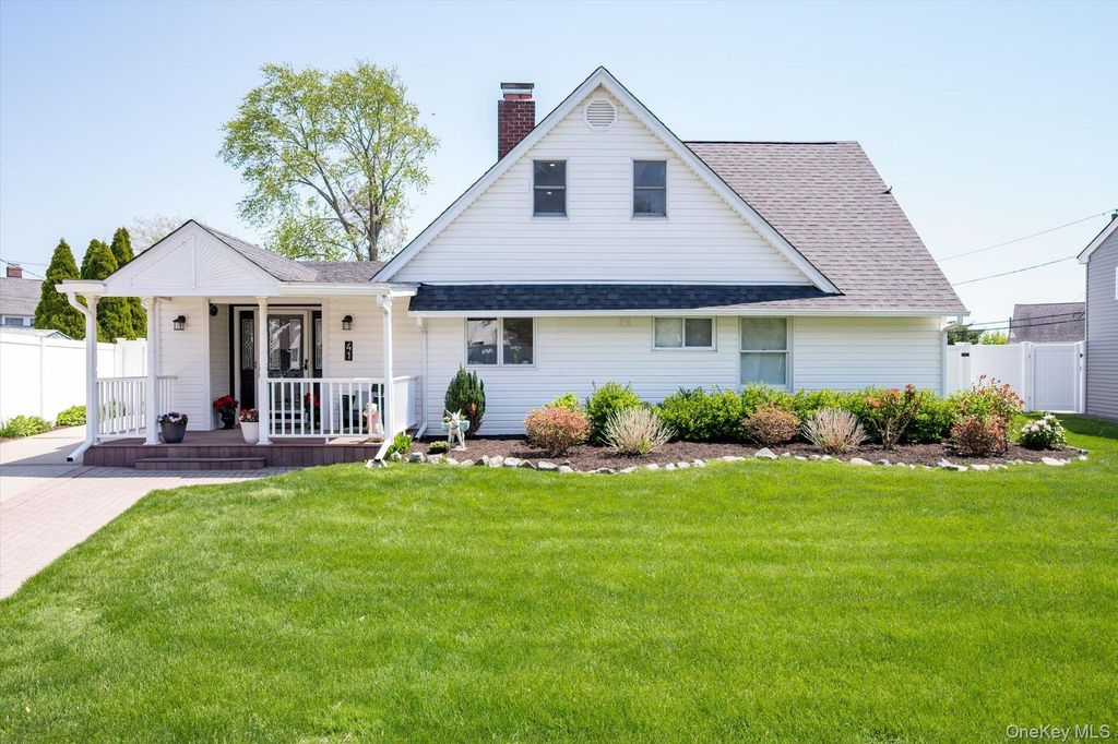 41 Disc Lane, Wantagh, NY 11793