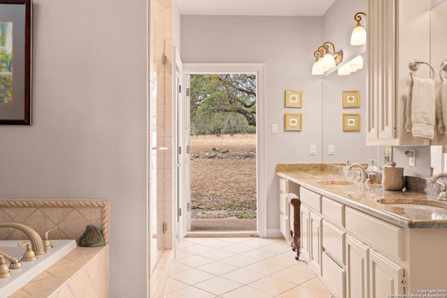 5229 Hupedo Ranch, Spicewood, TX 78669