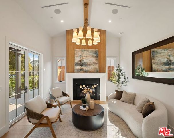 1823 S Shenandoah Street, Los Angeles, CA 90035