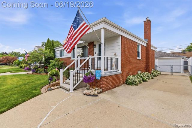 27407 Grant Street, Saint Clair Shores, MI 48081