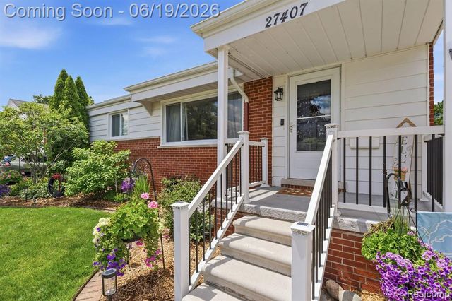 27407 Grant Street, Saint Clair Shores, MI 48081