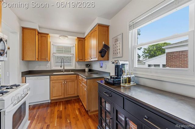 27407 Grant Street, Saint Clair Shores, MI 48081