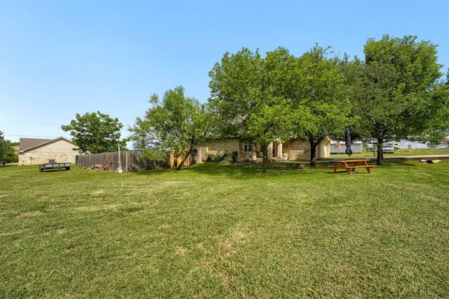 1105 2nd ST, Jarrell, TX 76537